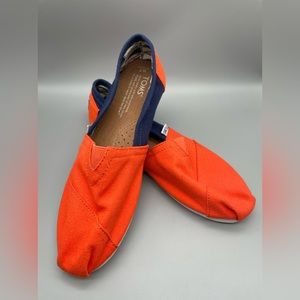 Ladies Tom’s orange and blue shoes. Size 7W. AC037